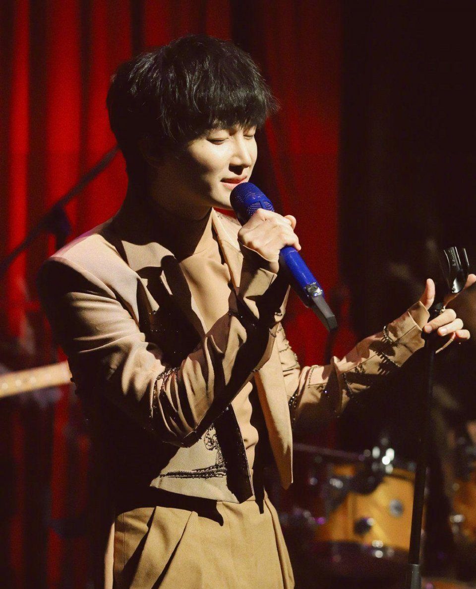 走出|周深走出家门首战告捷,而蔡程昱的反向神预言,让周深气到黑脸