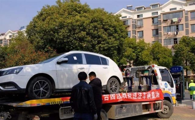  车主|吉利违停堵出口，车主正想破口大骂，看到车内纸条闭嘴了对不起