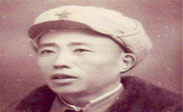 贺健|19岁骗母亲离家当兵,39岁成司令回乡探母,却被母亲打了一巴掌