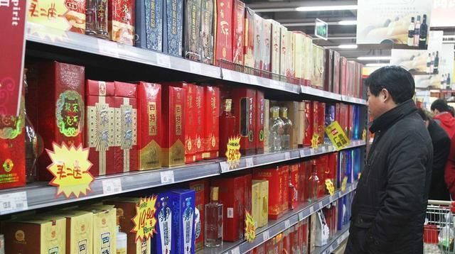 酒精|买白酒时,发现瓶身有这5个数字,再便宜也别买,都是酒精勾兑酒