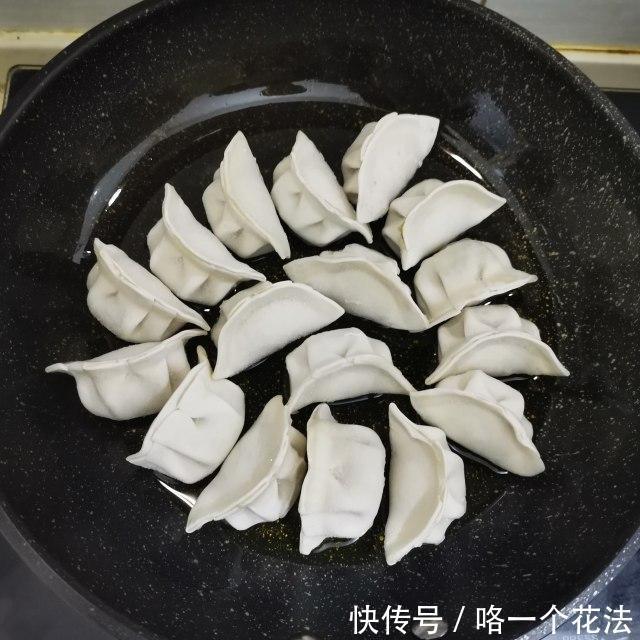 好吃|香煎饺子,鲜香味美,比水饺好吃