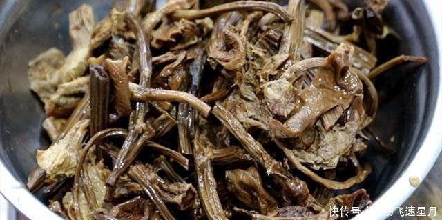 分享|分享一道干锅茶树菇的家常做法,越吃越香有嚼劲,配米饭吃很过瘾