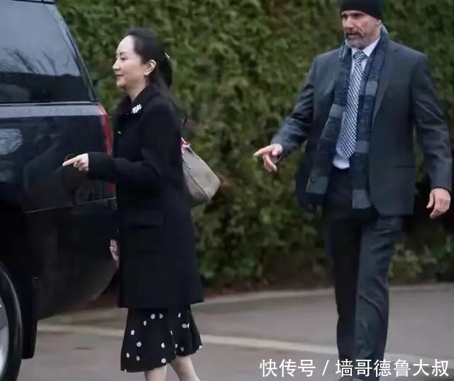  优雅|华为老总长女戴脚铐也优雅！神情淡定又从容，同父异母妹妹更迷人