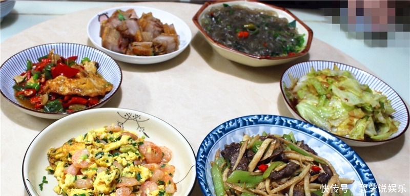 下厨|亲戚来家里送结婚喜帖,我下厨做了6菜1汤,亲戚夸我厨艺好