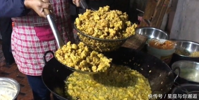 夫妻|网红夫妻卖“小零嘴”,10元一斤,半天卖5大锅,邻摊谁吃谁傻