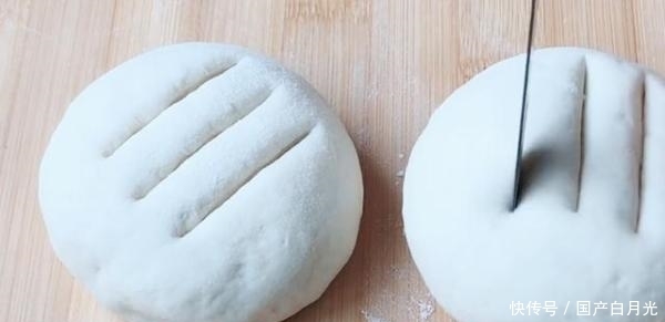 面包|用电饭锅做面包，不用一滴水，不用揉出手套膜，松软拉丝越嚼越香