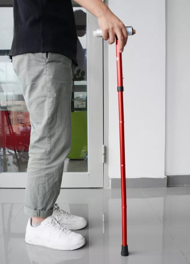  分辨|盲人出行不易分辨障碍物，奇思妙想学生发明了“爱心盲人拐杖”