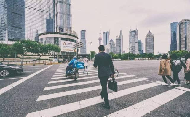 车主|“礼让行人”再次升级，看到新规定车主怒了把车卖了算了