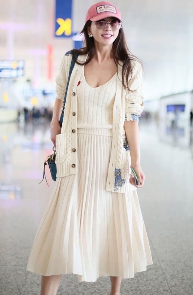  让林志玲|林志玲机场露面好大胆！故意不扣纽扣秀身材，日本老公也不管管