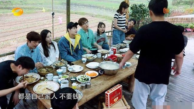 剩菜|应采儿黄磊给工作人员吃剩菜,一个被赞一个被骂,网友人品差距