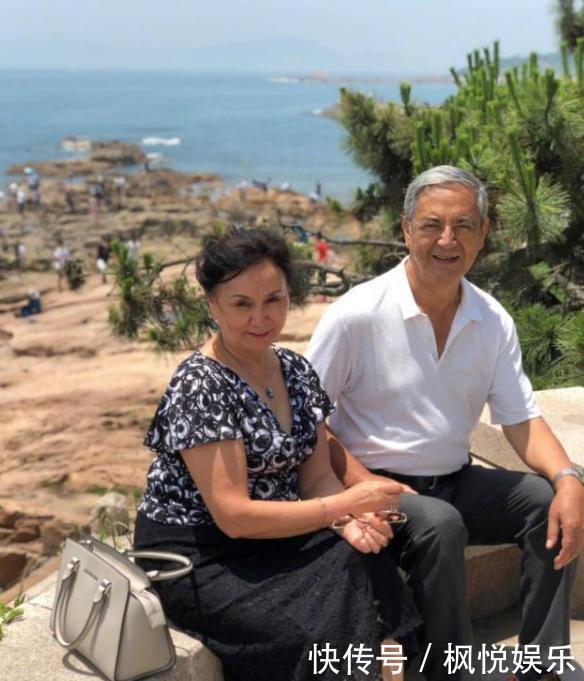 尼格|尼格买提又皮了!晒父母爬山照,还把秦昊P中间玩起“爬山梗”