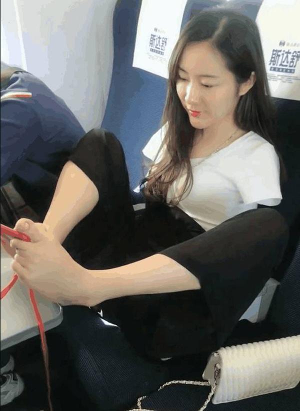 放在|高铁上看见有一双脚放在了桌板上，男子刚想过去辱骂却被感动了
