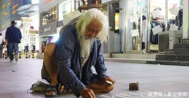 方式|80岁老人竟用这种方式乞讨,网友:大爷你明明可以靠才华吃饭!