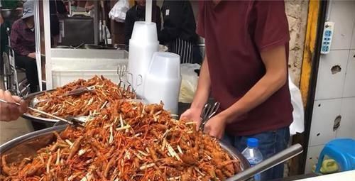 摆摊|90后帅小伙摆摊卖“红火”小吃,1斤30元不讲价,女顾客每天抢着买