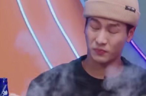 街舞|《这就是街舞》,王嘉尔被王一博吃糖蒜香到了,初次品尝却吃出一脸表情包