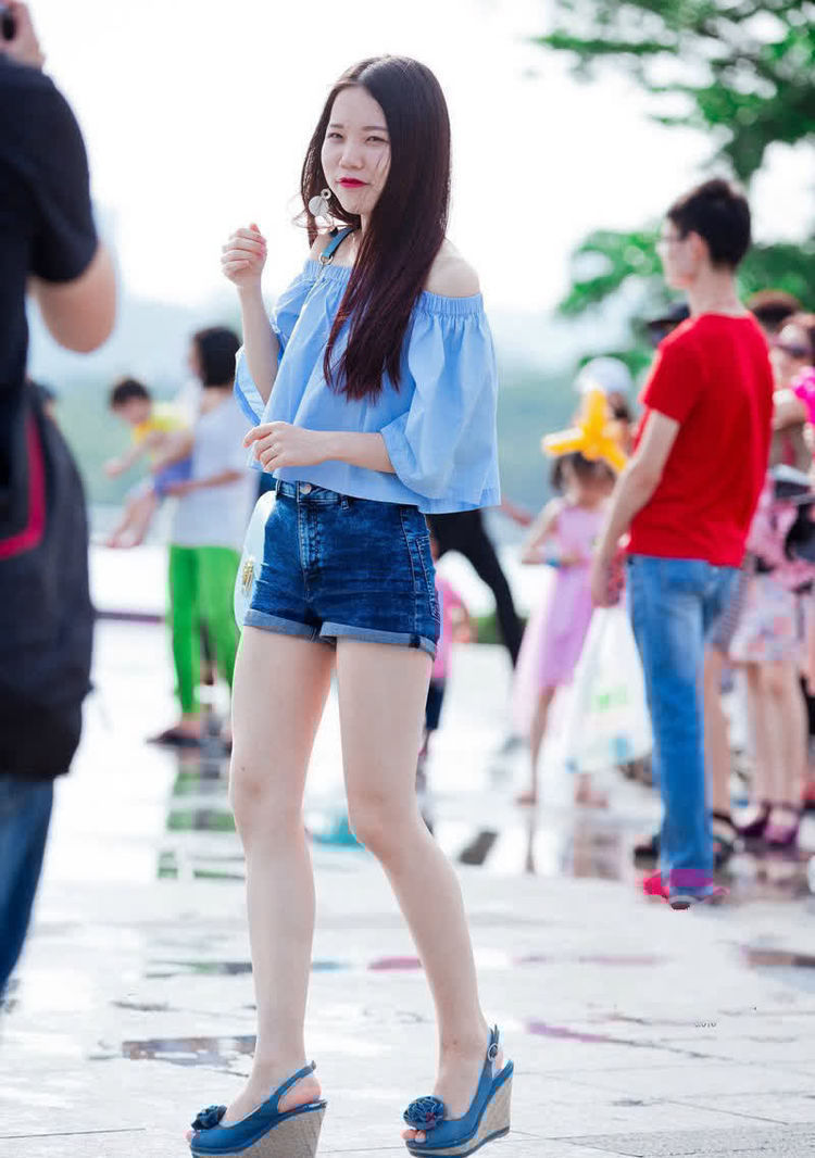  黑色|街拍小姐姐身穿紧身连衣裙，配黑色的小包，看上去是很有气质