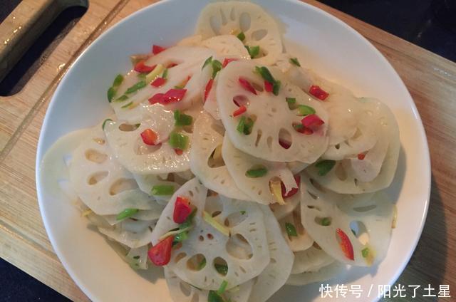 清炒|清炒莲藕时,直接炒就废了!教你2招,保证莲藕洁白爽脆,超下饭