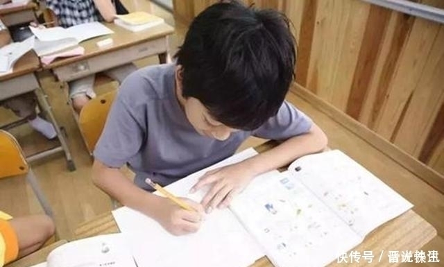 反笑|熊孩子上课捣蛋被罚抄姓名100遍，孩子不怒反笑也不看看我叫啥