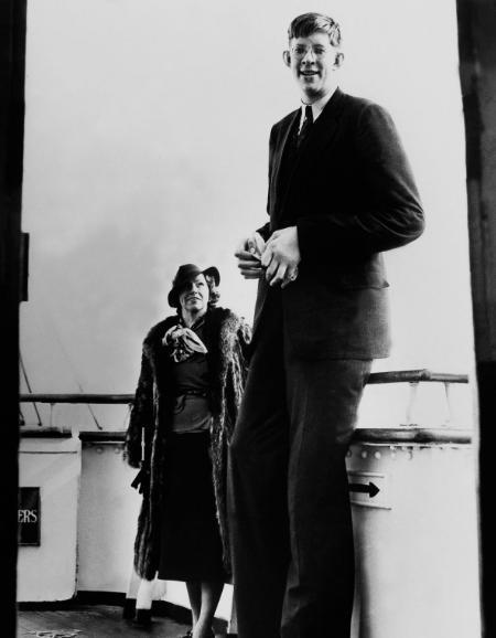  巨人|世界第一巨人，去世后被装入500公斤的水泥棺，4万人为其送葬