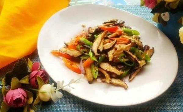 香菇|青椒炒香菇,一菜一故事,一道让人怀念的菜