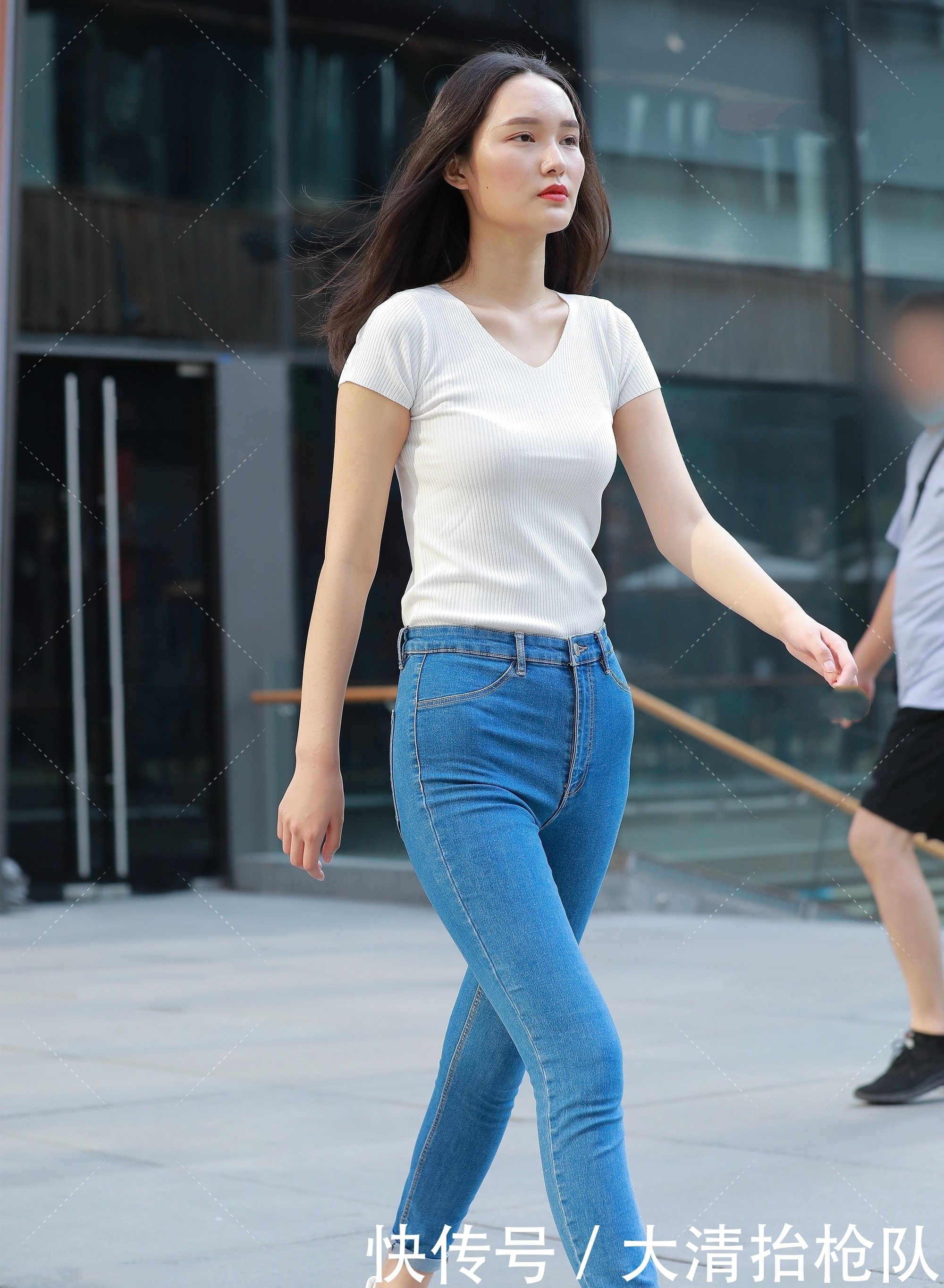 姑娘身上|白色V领针织衣搭配蓝色牛仔裤，简单大方，清新减龄