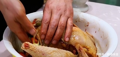 满屋|过年用电饭锅这么做鸡,不加油不加水,简单一做,出锅满屋香