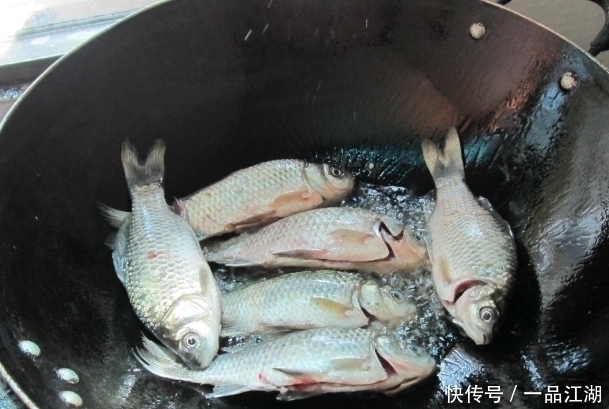 不粘锅|煎鱼时,只放油是不行的,多加这样“东西”,鱼皮完整不粘锅