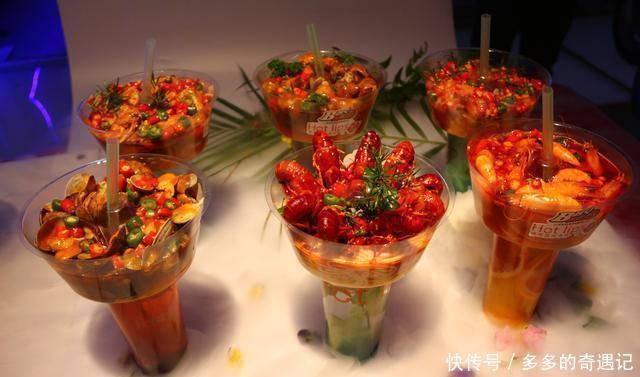 杯子|串串饮料傻傻分不清楚老板摆摊用特制杯子,一次就卖两种东西