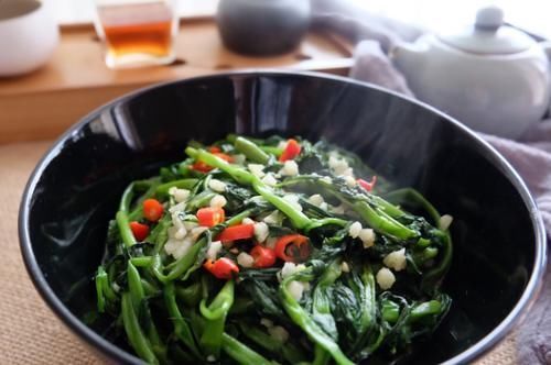  保证|炒空心菜，易发黑还出水大厨教你一招，保证绿油油的，还不出水