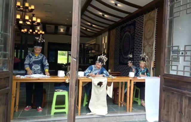 嗓门|贵州排莫村画娘:腰包鼓了,在家嗓门可大了