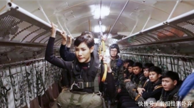  公布|泰国公布贵妃军照！牵手秀恩爱瞬间挤爆网络，41岁王后压力倍增