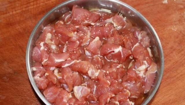 猪肉|炒猪肉时,直接下锅炒是大错特错多加一步,猪肉更香嫩还不粘锅